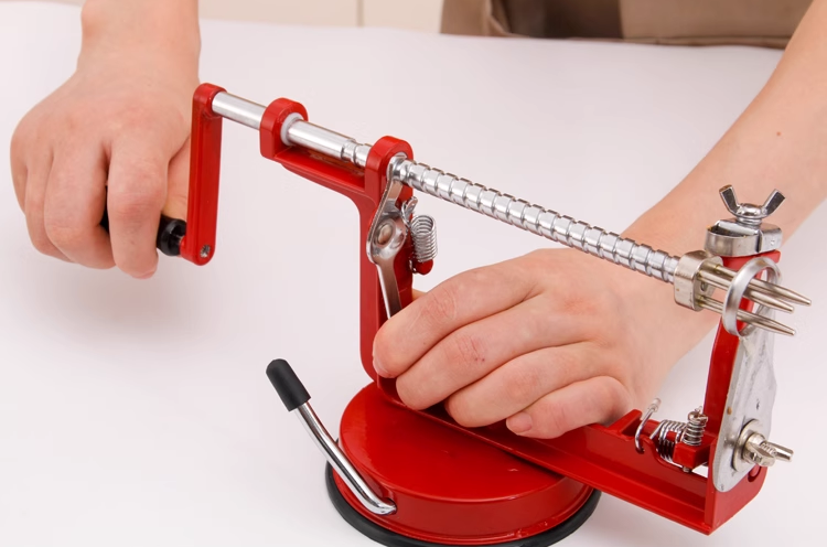 送料無料 手回し皮むき機 家庭用 多機能 フルーツ皮むき器 ピーラー 果物削り 皮むき器 回転式 フルーツピーラー 手動 吸盤付 ツール リンゴ 梨 じゃがいも用 3383