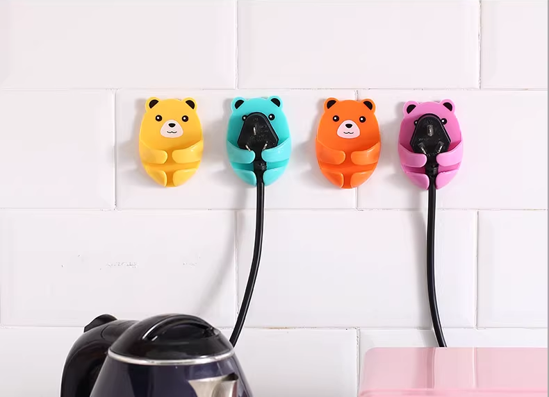 送料無料　4点セット　多機能プラグフック　穴あけ不要　キッチン　　  コンセント収納　　3261